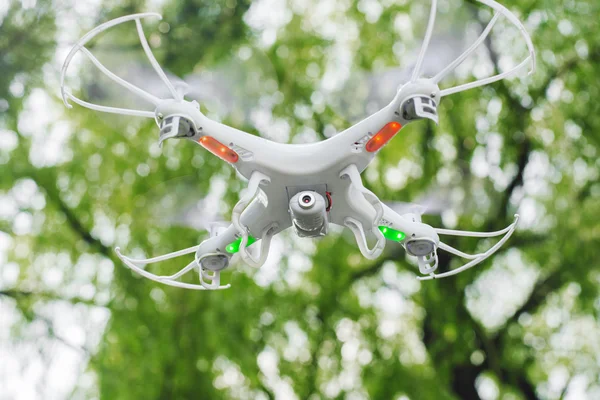 Drone com câmera voando na floresta . — Fotografia de Stock