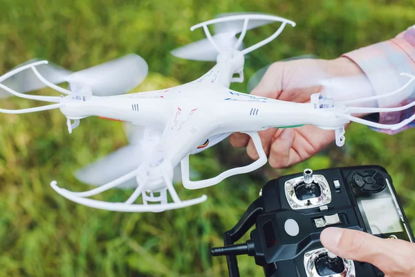 Operador segurando controle remoto e drone — Fotografia de Stock