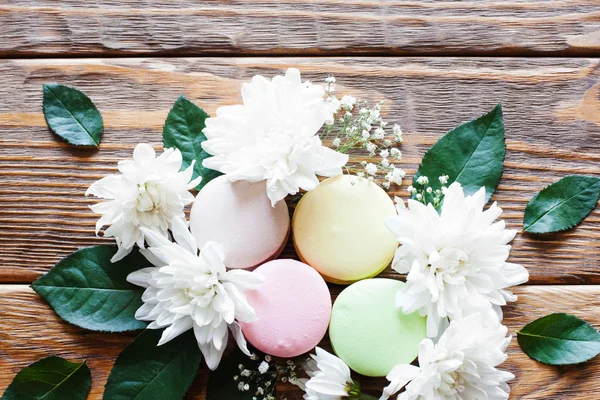 Macaroon met bloemen op hout, plat leggen — Stockfoto