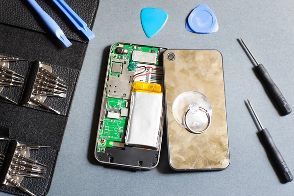 Demonteras mobiltelefon med reparationsverktyg — Stockfoto