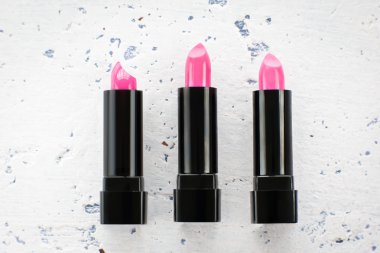 Siyah kaplarda pembe ruj