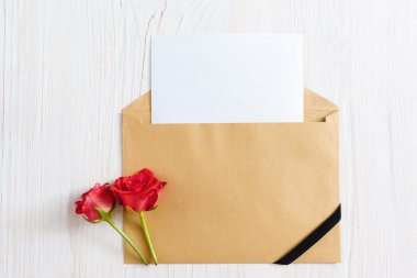 Boş kağıt ve siyah kurdele ile açılan zarf