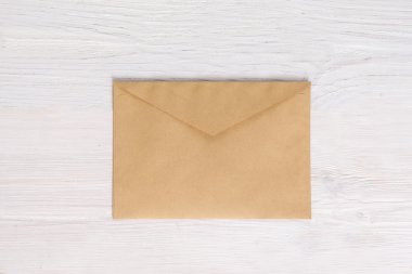 Boş zarf Beyaz ahşap arka plan üzerinde boş