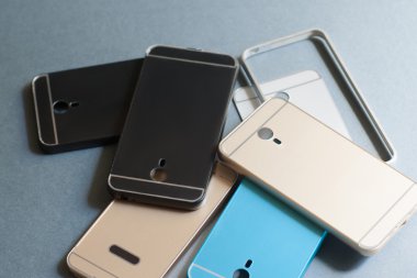 Plastik cep telefonu durumlarda çeşitli gri
