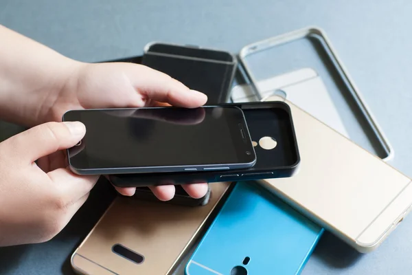 Kunststof mobiele telefoon gevallen verscheidenheid op grijs — Stockfoto