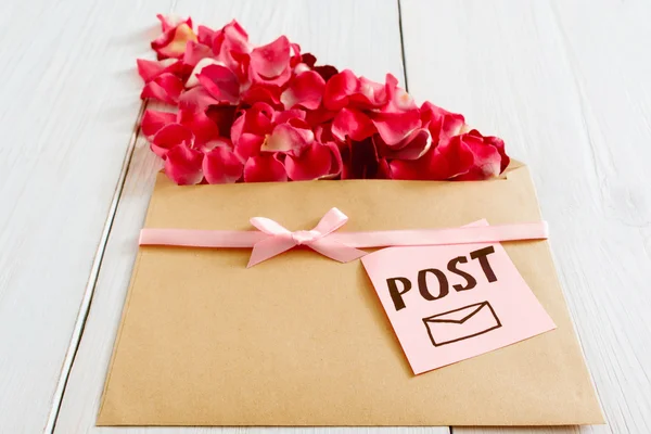 Romantische Postbotschaft mit Blütenblättern, Nahaufnahme — Stockfoto