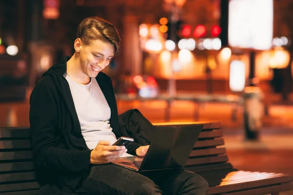 Sonriente chico leyendo mensaje en el teléfono inteligente —  Fotos de Stock