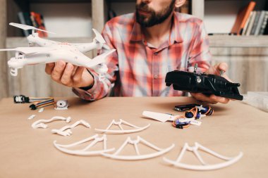 Birleştirilmiş dron'un erkek ellerini, DIY aero modeli