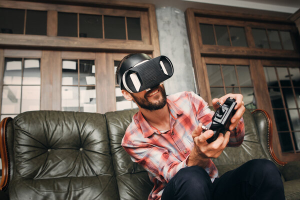 Man playing video games in virtual reality headset — Stock Photo, Image