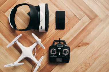 Sanal gerçeklik gözlükleri ve drone, boş alan
