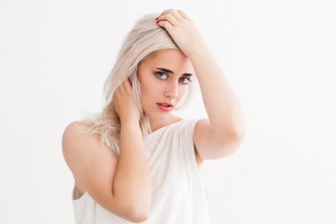 Sinirli genç kadın kafasına dokunmadan