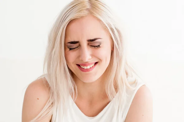 Hermosa mujer riendo a regañadientes primer plano — Foto de Stock