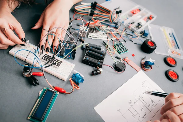 Elektronica-engineering volgens schema — Stockfoto