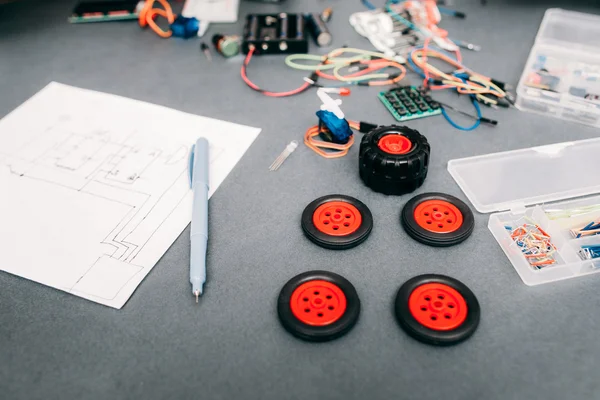 Componenti e schema di costruzione di auto a casa — Foto Stock