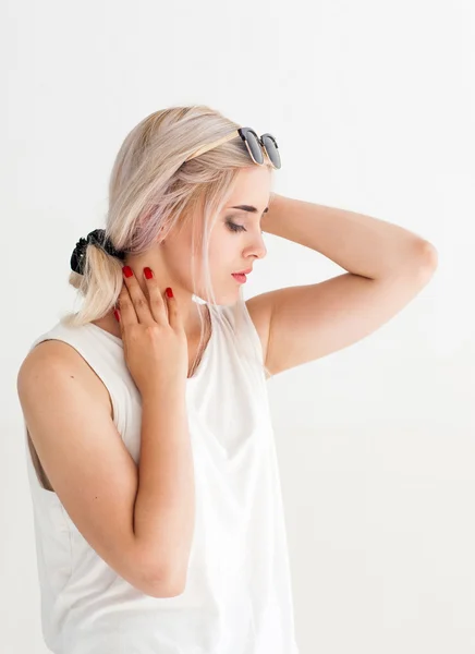 Hermosa mujer sensible tocando su cuello — Foto de Stock