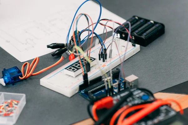 Elektronische constructie met bedradingsschema — Stockfoto