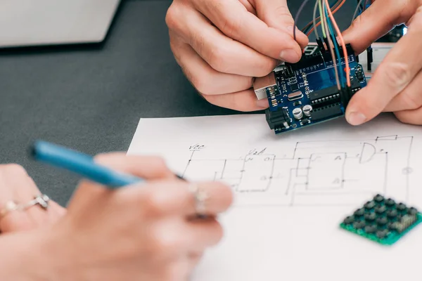 Frau rekapituliert Elektronikerstellungsprozess — Stockfoto