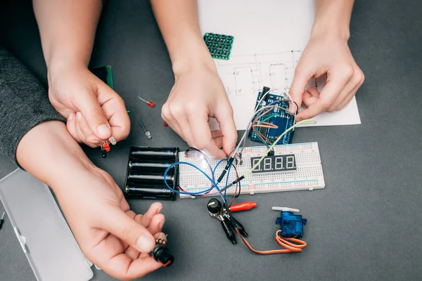 Ingenieure Hände verbinden elektronische Bauteile — Stockfoto