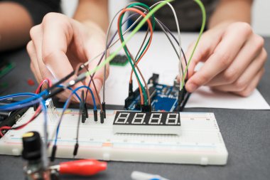 Kabloları yakın çekim ile breadboard