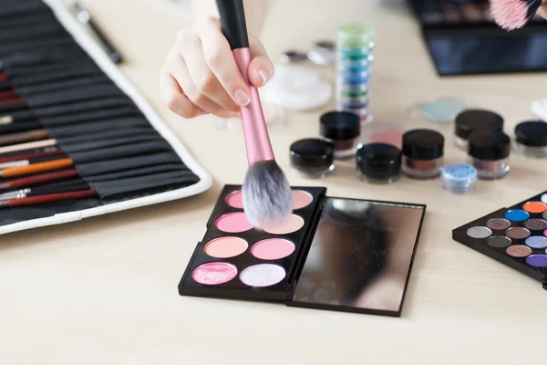 Artist taking rouge with brush — Stock Photo, Image