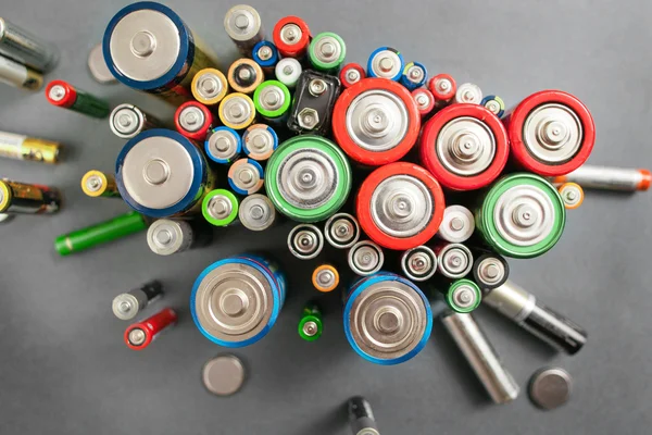 Wybór różnych baterii, widok z góry — Zdjęcie stockowe