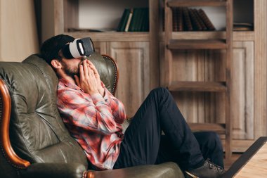 Vr bardaklarda video izlerken heyecanlı adam