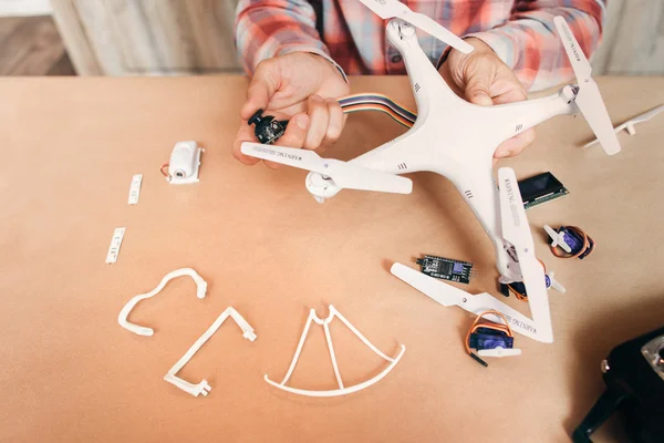 Eletrônica de reparação de drones desmontados — Fotografia de Stock