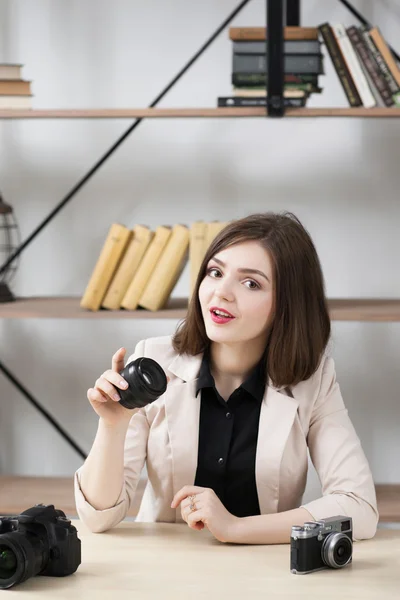 Blogueira feminina conta fato interessante sobre foto — Fotografia de Stock