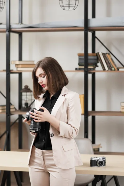 Mujer fotógrafa mirando fotos en la cámara — Foto de Stock