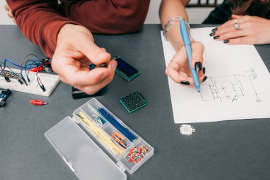 Modern elektronik devre kağıt üzerine çizim