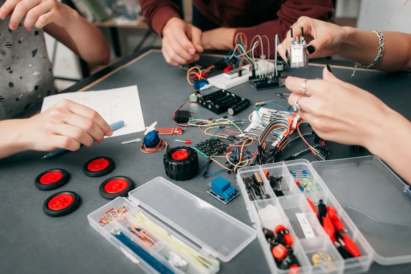 Bouw van elektronische auto op microcontroller — Stockfoto