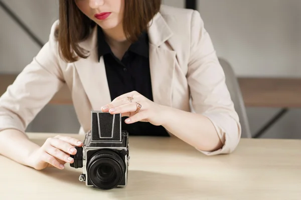Oigenkännlig kvinna reseaching kamera — Stockfoto