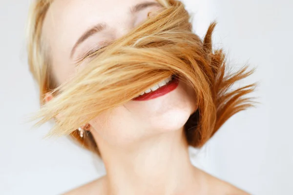 Mutlu kızıl saçlı kadın saçları ile oynarken — Stok fotoğraf