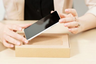 Tanınmayan kadın kutudan yeni telefon almak