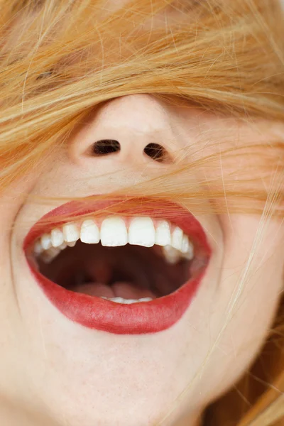 Gelukkig lachende vrouw met rood haar close-up — Stockfoto