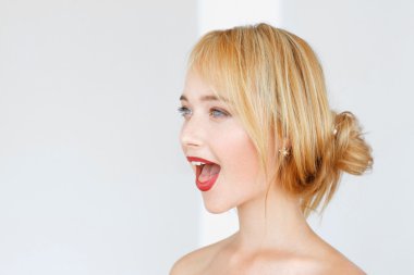 Açılan ağzı çok güzel kızıl saçlı kadın