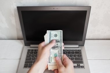 Erkek el Doları bankmotes laptop ekran koymak.