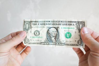 Bir Amerikan Doları banknot erkek elinde