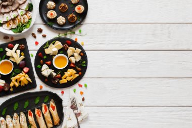 Beyaz tahta masada boş alan lezzetli aperatifler