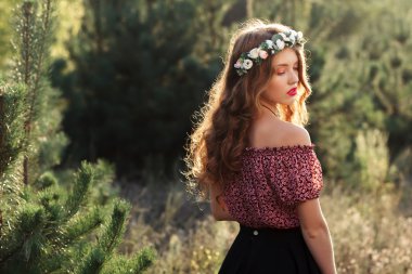 Güzel kız ormanda ayakta yarı-açık