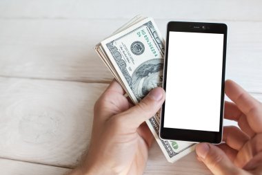 Erkek el ile smartphone ve Amerikan para, mokup