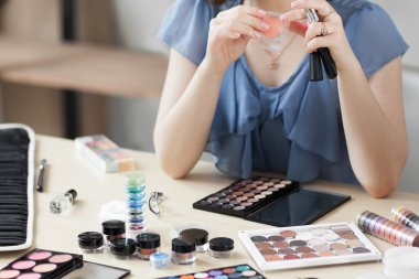 Turuncu kaptırdın kullanan tanınmaz halde kadın