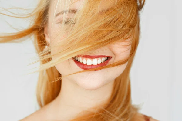 Τέλειο λευκό χαμόγελο του κοκκινομάλλα κοπέλα, γκρο πλαν — Φωτογραφία Αρχείου