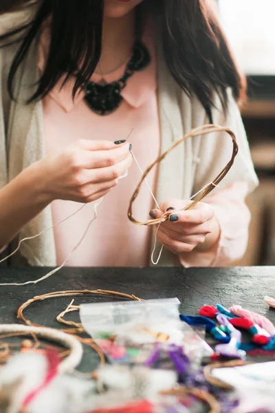 Hembra artesana haciendo atrapasueños en estudio de arte —  Fotos de Stock