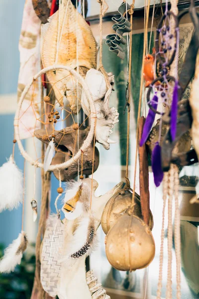 Caçadores de sonhos com exposição de ossos de animais — Fotografia de Stock