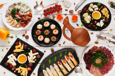 Kil sürahi ile lezzetli aperatifler çeşitli, düz yatıyordu