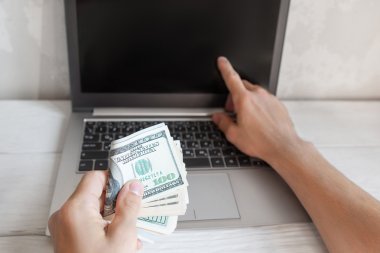 Dizüstü boş ekran ve faturalar toplu