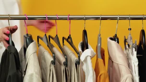 Szezonális eladás női bevásárló kapszula szekrény — Stock videók