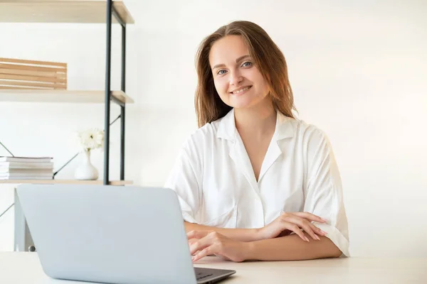 Business coaching enseignement à distance femme gaie — Photo