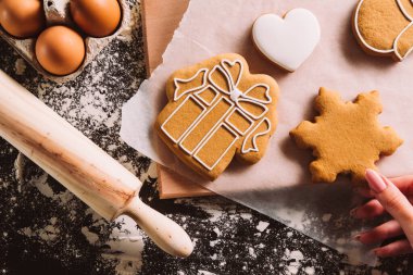 Festival dekore edilmiş fırın Noel kurabiyeleri.